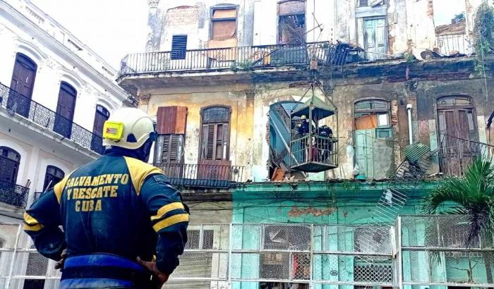 Labores de rescate tras derrumbe de edificio en La Habana.