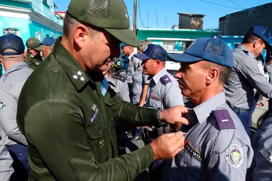 Condecoración a combatientes de la Policía Nacional Revolucionaria.