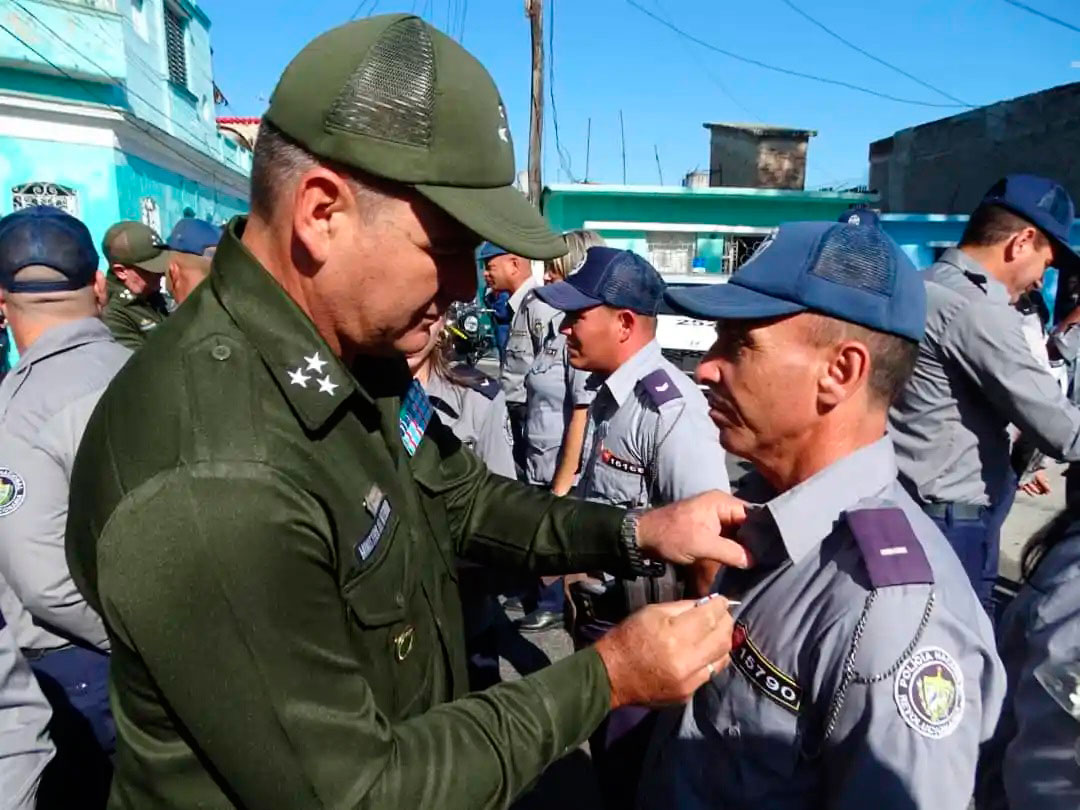 Condecoración a combatientes de la Policía Nacional Revolucionaria.