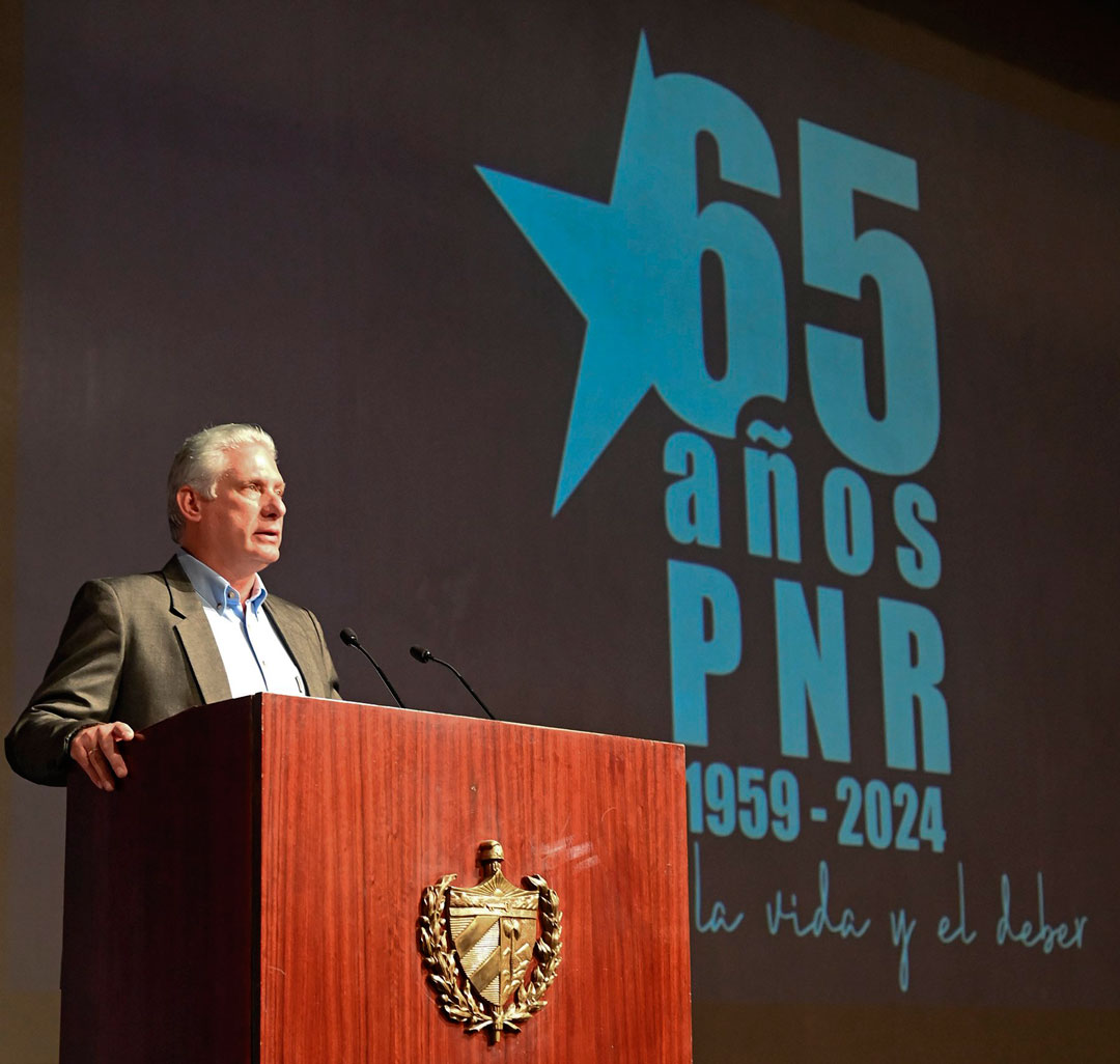 Presidente cubano, Miguel Díaz-Canel, interviene en el acto nacional por el aniversario 65 de la Policía Nacional Revolucionaria.
