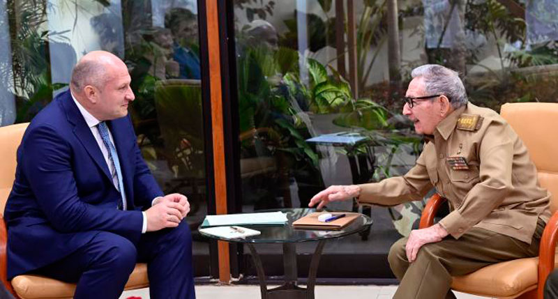 Momento del encuentro entre el General de Ejército Raúl Castro Ruzs, y el Saludo del general de Ejército Raúl Castro Ruz y teniente general Alexander Viacheslavovich Kurenkov.