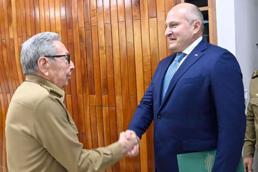 Saludo del general de Ejército Raúl Castro Ruz y teniente general Alexander Viacheslavovich Kurenkov.