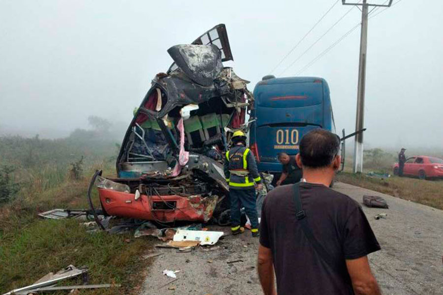 Ómnibus tras la colisión ocurrida en la carretera a Cayo Coco.