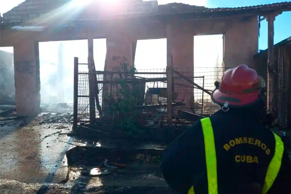 Bomberos sofocando incendio de grandes proporciones en Camajuaní.