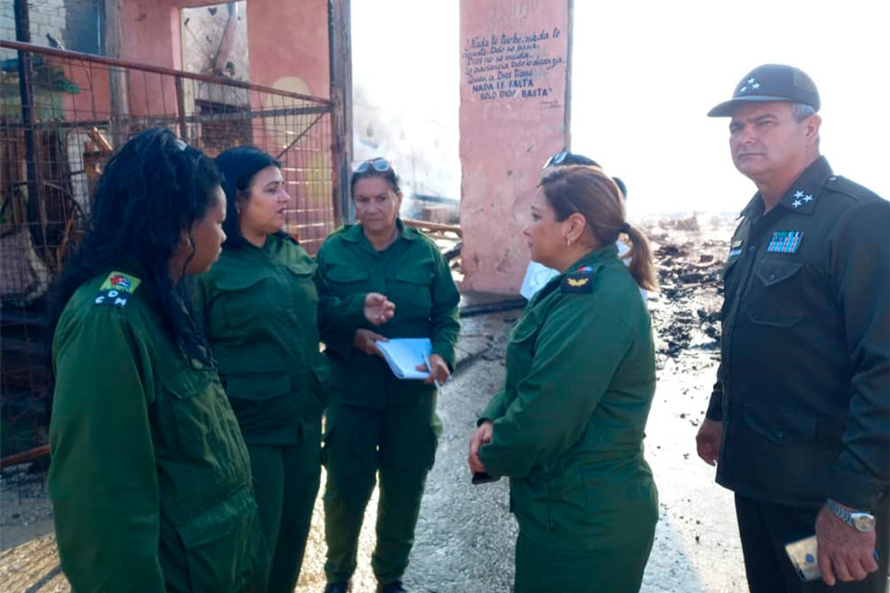 Susely Morfa y Milaxy Sánchez, presidenta y vicepresidenta del Consejo de Defensa Provincial de Villa Clara, en el sitio del incendio de grandes proporciones en Camajuaní.