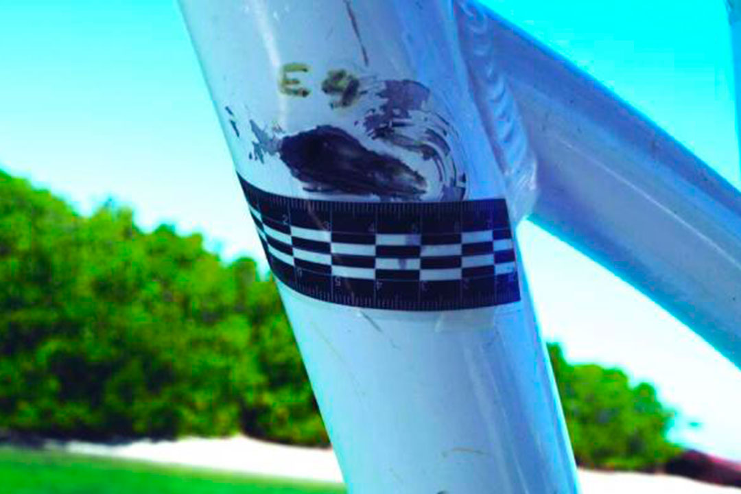 Impacto de bala en la embarcación de Guardafronteras de Cuba.