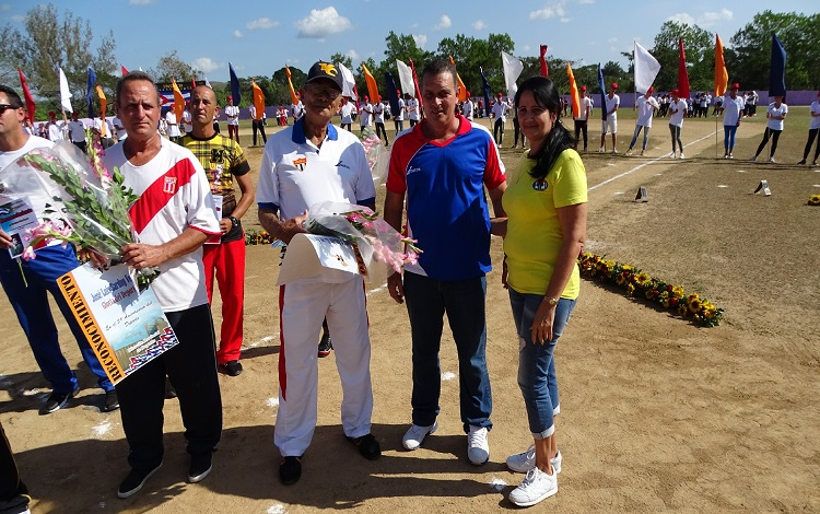 Aquino Abreu, Gloria Deportiva, recibe su reconocimiento de parte de Arildo Hernández, director provincial de Deporte y Mileidi González, primera secretaria del PCC en Manicaragua.  