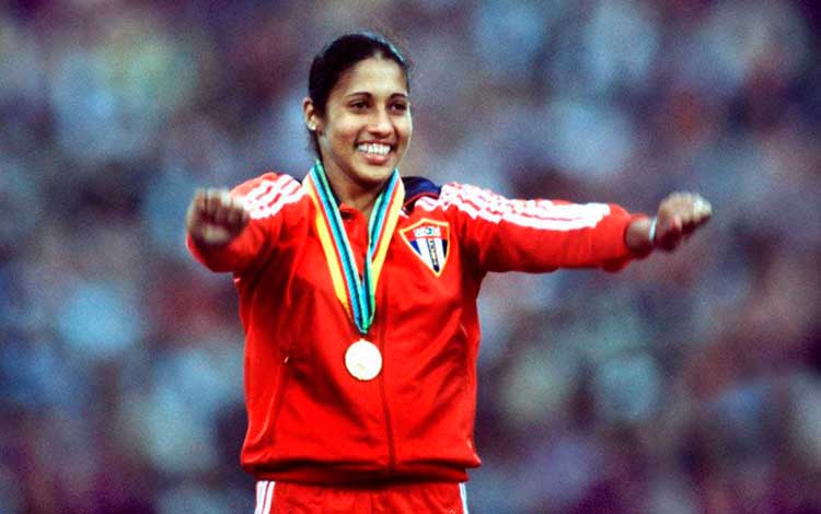 Marí­a Caridad Colón, primera campeona olí­mpica cubana, en la premiación de Moscú 1980.