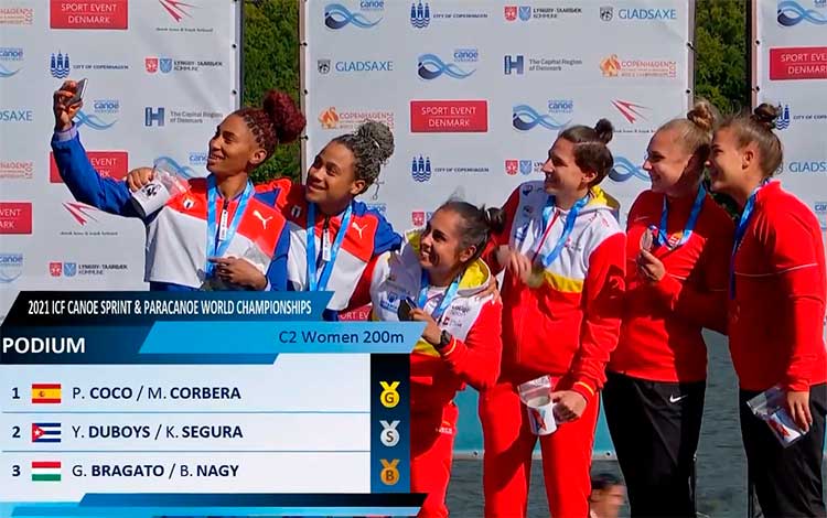 Las cubanas se toman un selfie en el podio de premiaciones del Campeonato Mundial de Canotaje, tras recibir la medalla de plata en el C2 a 200 metros. . (Foto: Captura de pantalla de video de Planet Canoe)