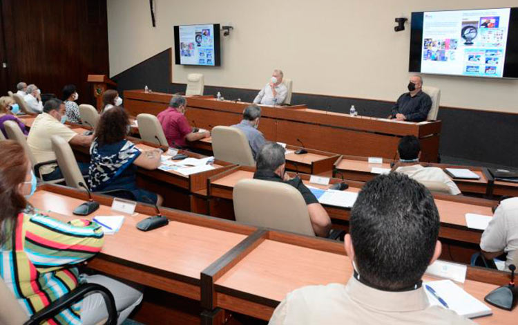 Encuentro del presidente y el primer ministro con dirigentes y especialistas del INDER.