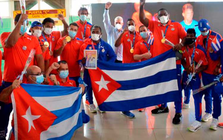 Presidente cubano, Miguel Díaz-Canel Bermúdez, recibe a la delegación olímpica que compitió en Tokio 2020.