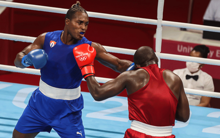 Boxeador cubano Julio César la Cruz vence en su primera pelea en Tokio 2020.