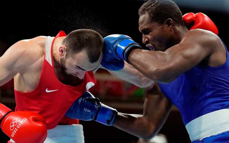 Cubano Julio César la Cruz contra el ruso Muslim Gadzhimagomedov, en la final de los 91 kg del boxeo de Tokio 2020.