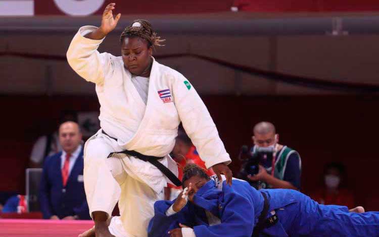 Idalys Ortiz, de Cuba, vence a Rochele Nunes, de Portugal, en +78 kig del judo en Tokio 2020.