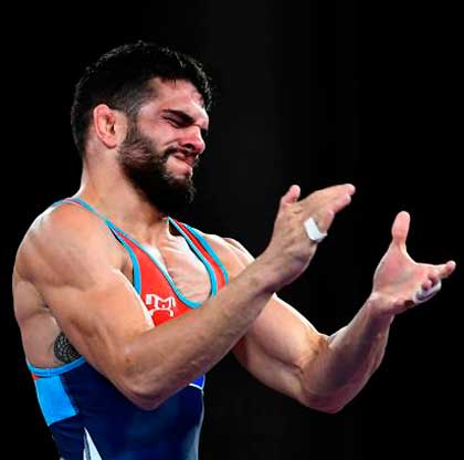 Luis Orta celebra el oro olí­mpico en los 6 kg de la lucha grecorromana.