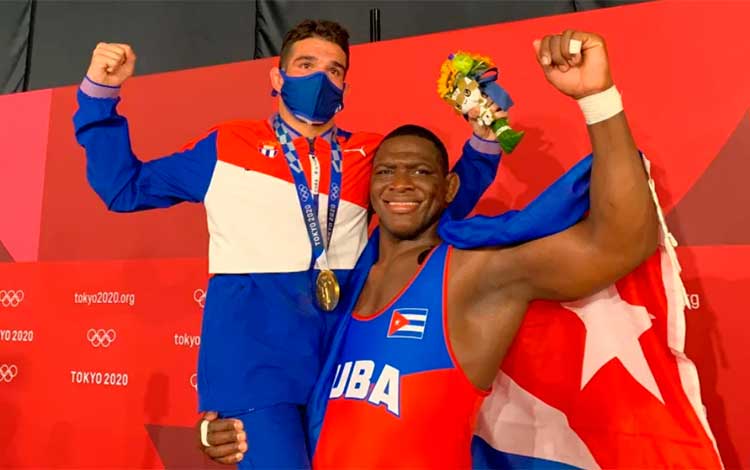 MIjaín López, campeón de los 130 kg, carga a Luis Alberto Orta, titular de los 60 kg en Tokio 2020.