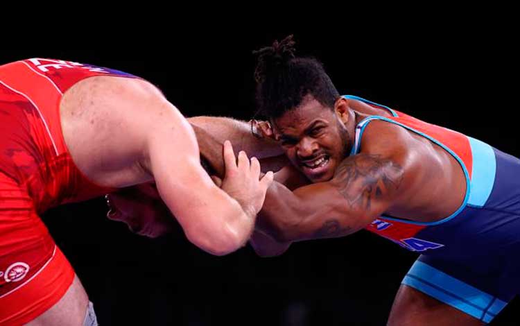 Reineris Salas, en el combate por el bronce en los 97 kg de la lucha libre.