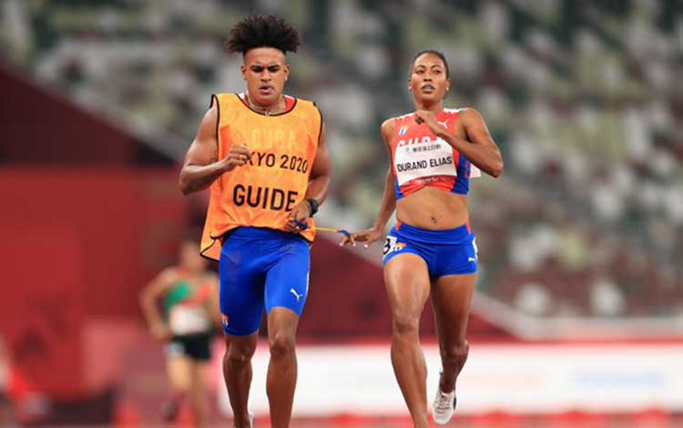 Omara Durand y su guía Yuniol Kindelán, oro en los 400 m de la categoría T12 del atletismo en los Juegos Paralímpicos de Tokio 2020.