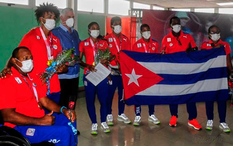 Presidente de Cuba, Miguel Díaz-Canel, junto a parte de la delegación de Cuba a los Juegos Paralímpicos Tokio 2020.