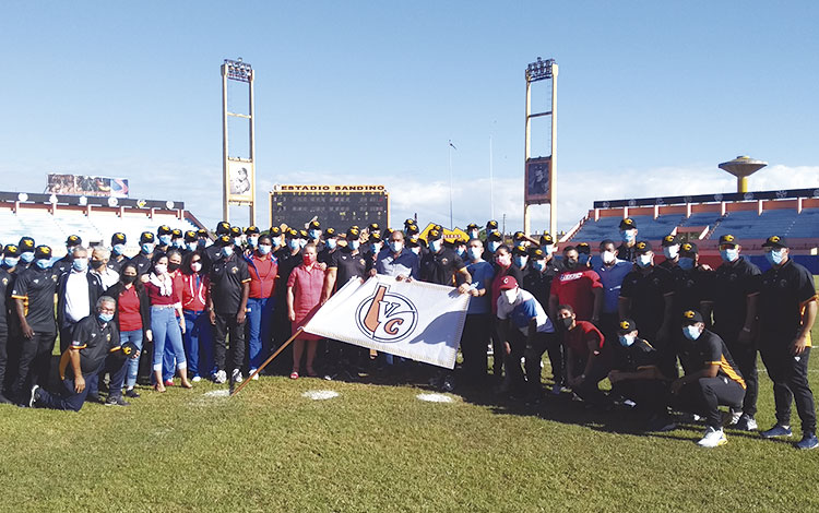Equipo Villa Clara de béisbol abanderado para la 61 Serie Nacional.