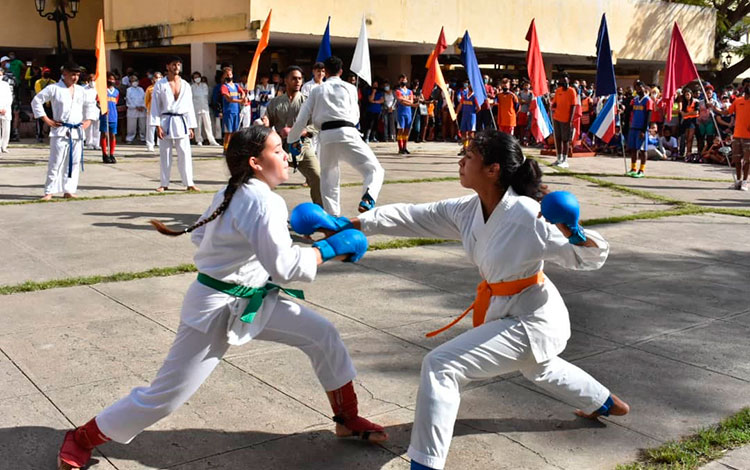 Demostración de deportes de combate en la celebración del aniversario 61 del INDER en Villa Clara.