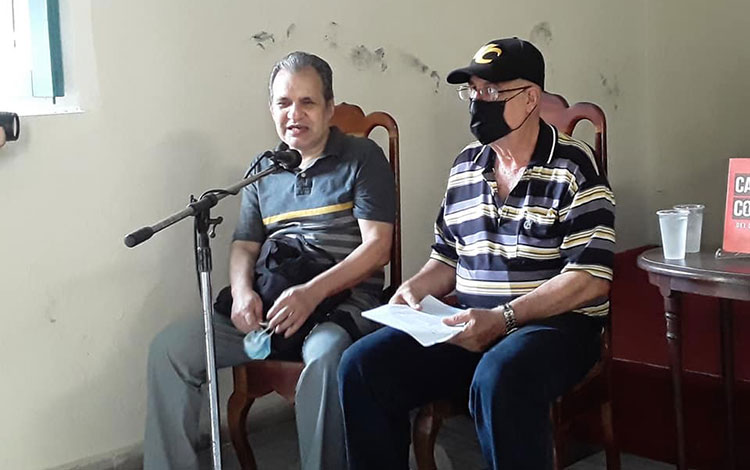 El periodista y escritor Osvaldo Rojas Garay durante la presentación de los libros Casos y cosas del deporte y Huelga. Estrella fugaz, a cargo de José Antonio Fulgueiras, en la Feria del Libro de Villa Clara 2022.