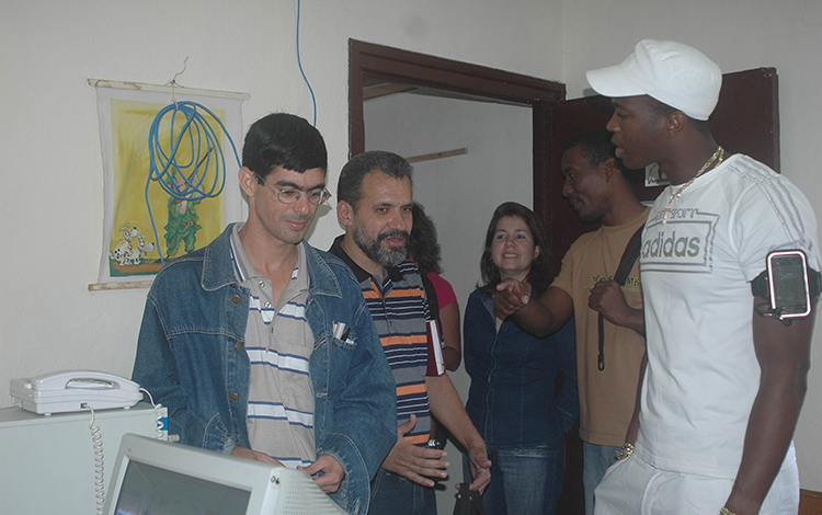 Dayron Robles, campeón olímpico de 110 m con vallas durante su visita al periódico Vanguardia