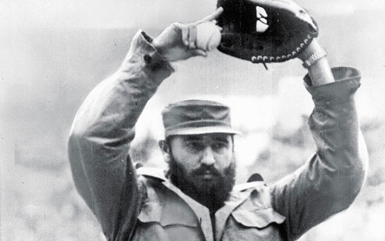 Fidel Castro Ruz lanzando una pelota de béisbol en la inauguración del Mundial Juvenil de Béisbol, el 13 de agosto de 1961.