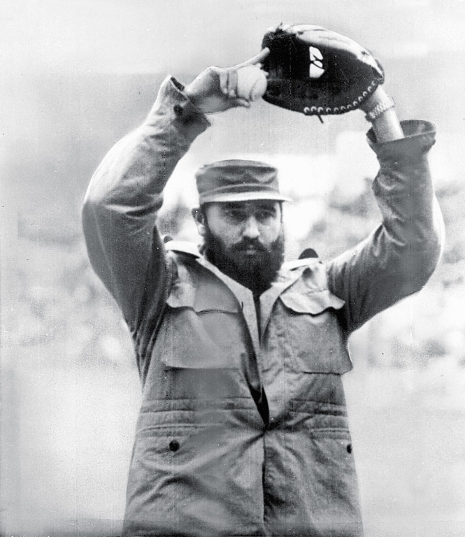 Fidel Castro Ruz lanzando una pelota de béisbol en la inauguración del Mundial Juvenil de Béisbol, el 13 de agosto de 1961.