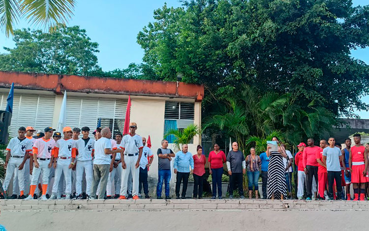 Acto de reconocimiento a equipos y entrenadores destacados, en la EIDE provincial Héctor Ruiz, de Villa Clara.