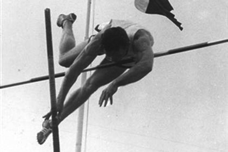 Bob Richards, atleta estadounidense de salto con pértiga, en los Panamericanos de Ciudad de México 1955.
