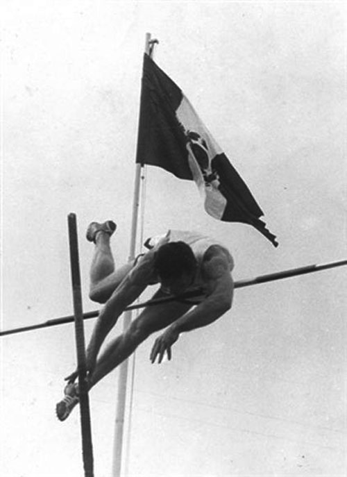 Atleta estadounidense Bob Richards, en la competencia de salto con pértiga de los Panamericanos de Ciudad de México de 1955.