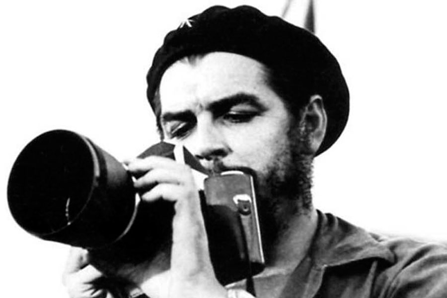 Ernesto Che Guevara con una cámara fotográfica.