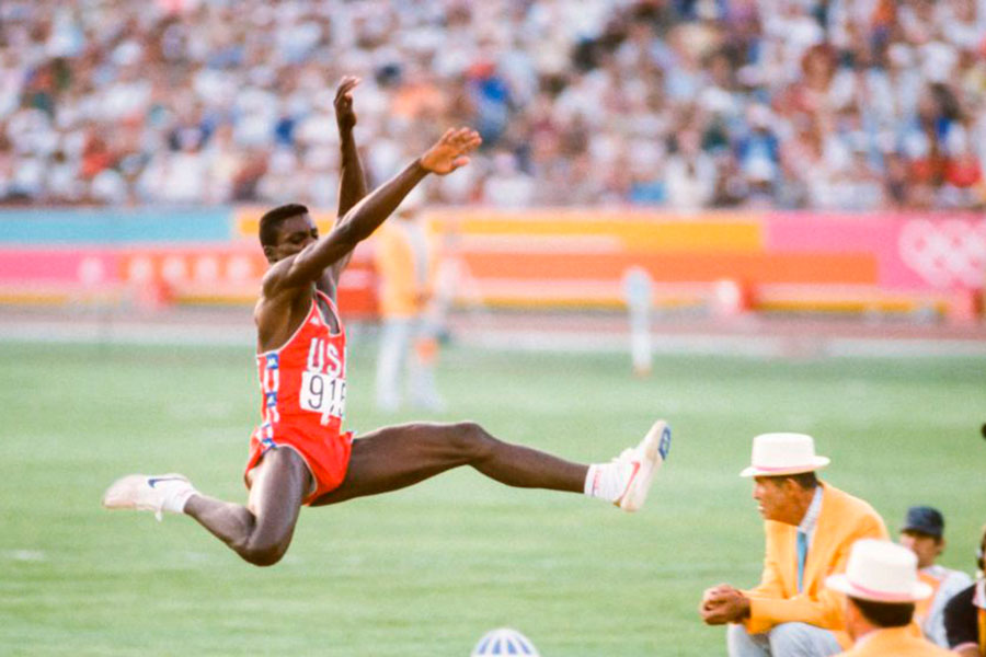 Carl Lewis en el salto de longitud.