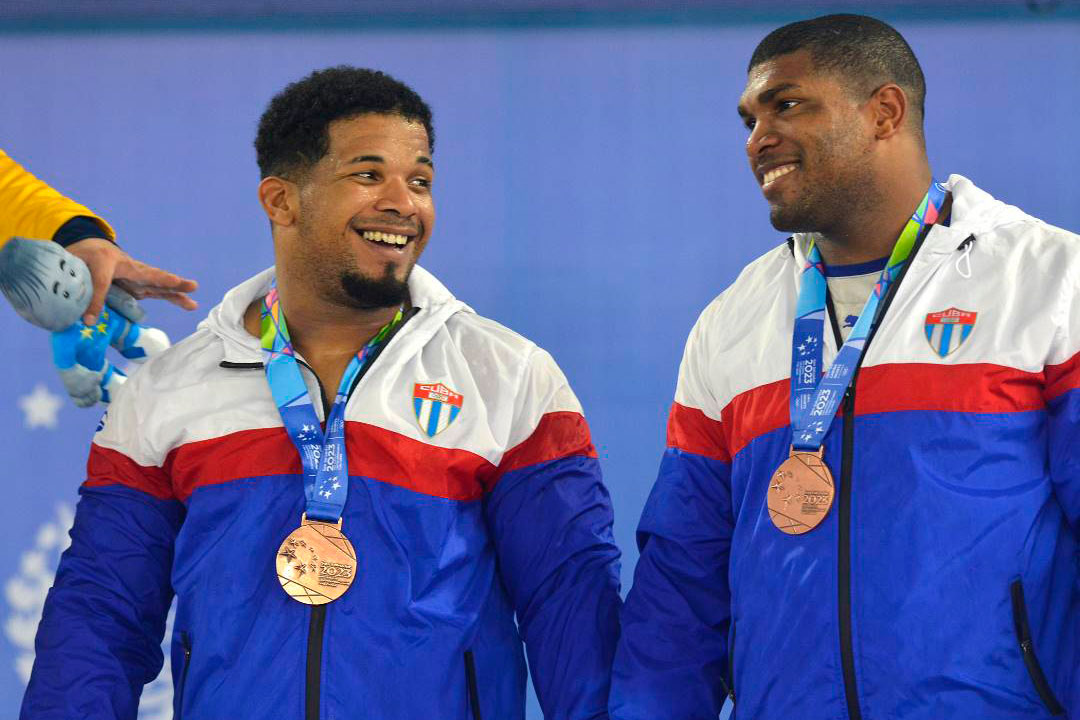 Juan Carlos Zaldívar y Juan Columbié, medallistas de bronce en las pesas de los Juegos Centroamericanos y del Caribe.