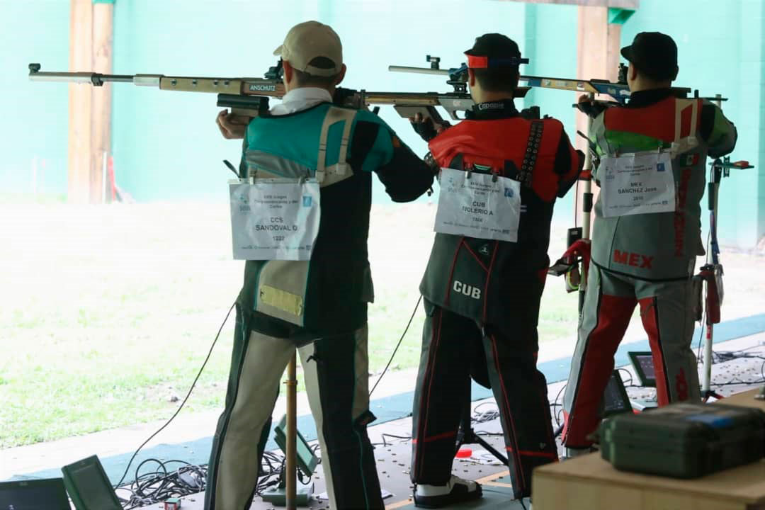 Alexander Molerio, tirador villaclareño, plata en rifle en tres posiciones a 50 metros.