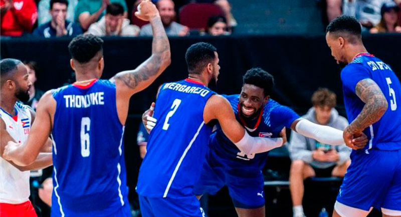 Cuba contra Francia en la Liga de las Naciones de Voleibol.