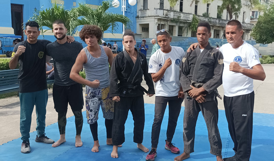 Jóvenes practicantes de deportes de combate.