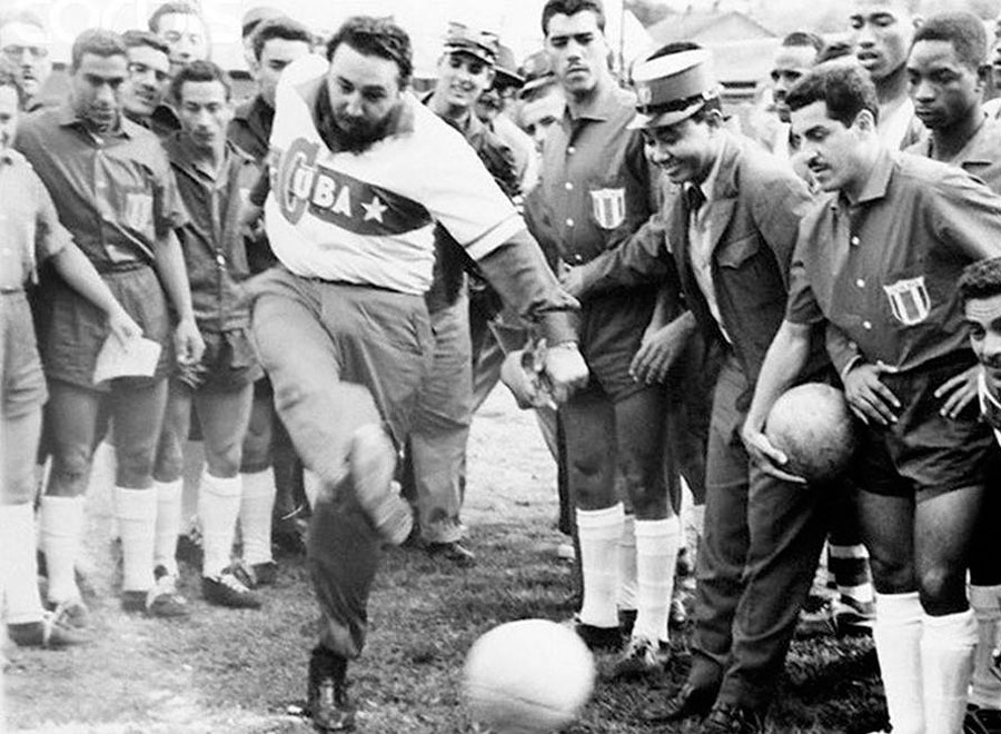 Fidel jugando fútbol.