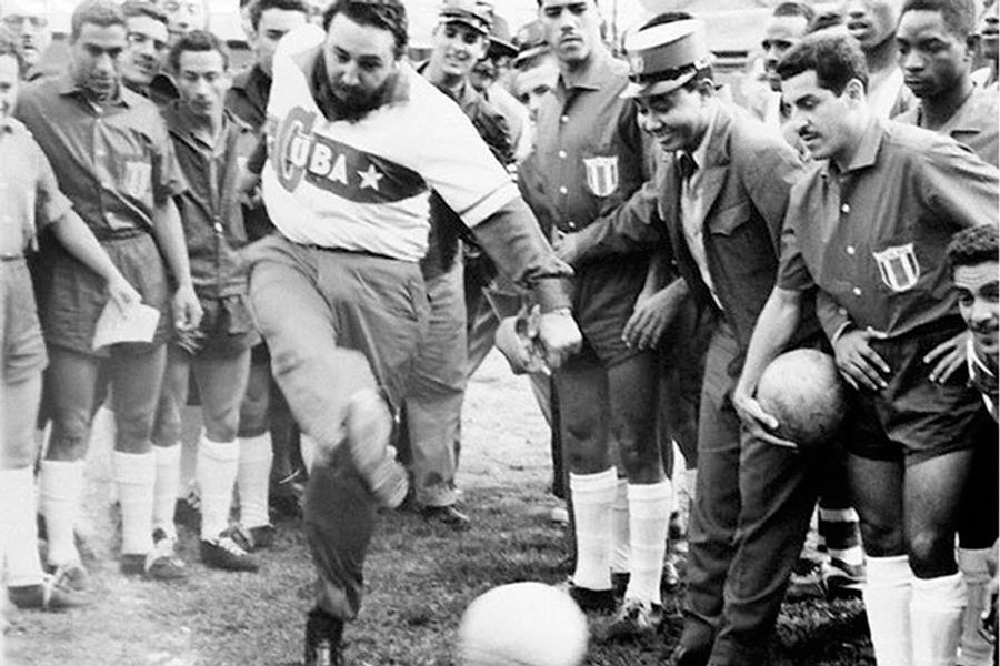 Fidel jugando fútbol.