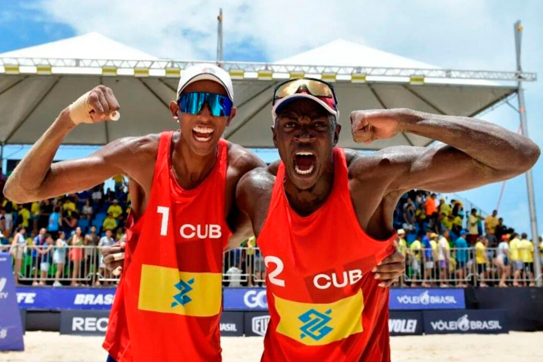 Alayo (a la derecha), el mejor exponente del año en deportes colectivos. (Foto: (FIVB)