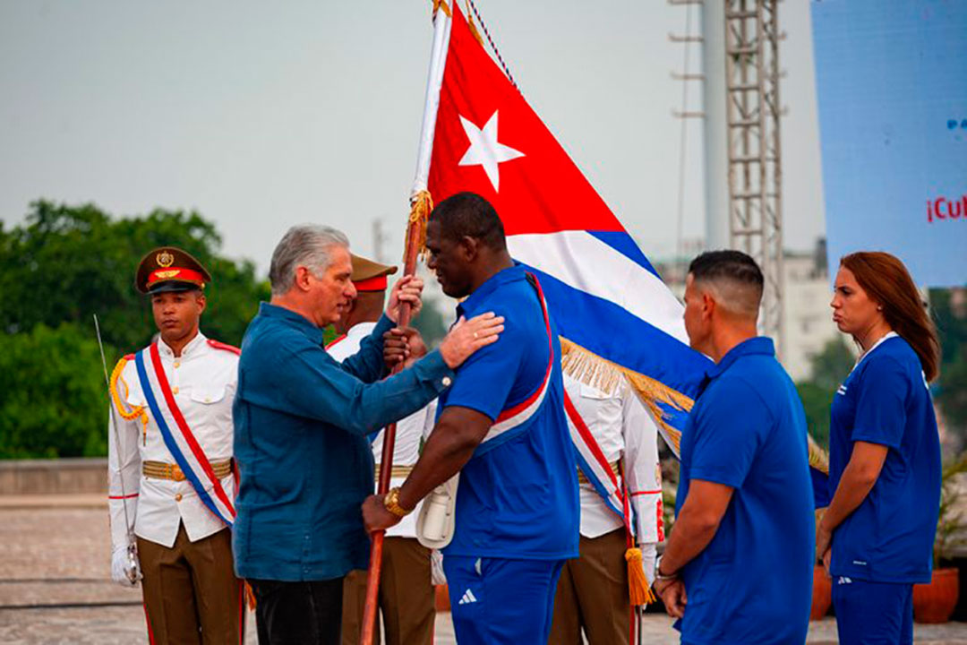 Presidente cubano, Miguel Díaz-Canel, entrega la bandera de la delegación olímpica a Mijaín López.