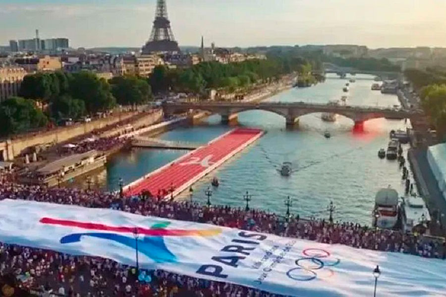 Río Sena y cartel de París 2024.