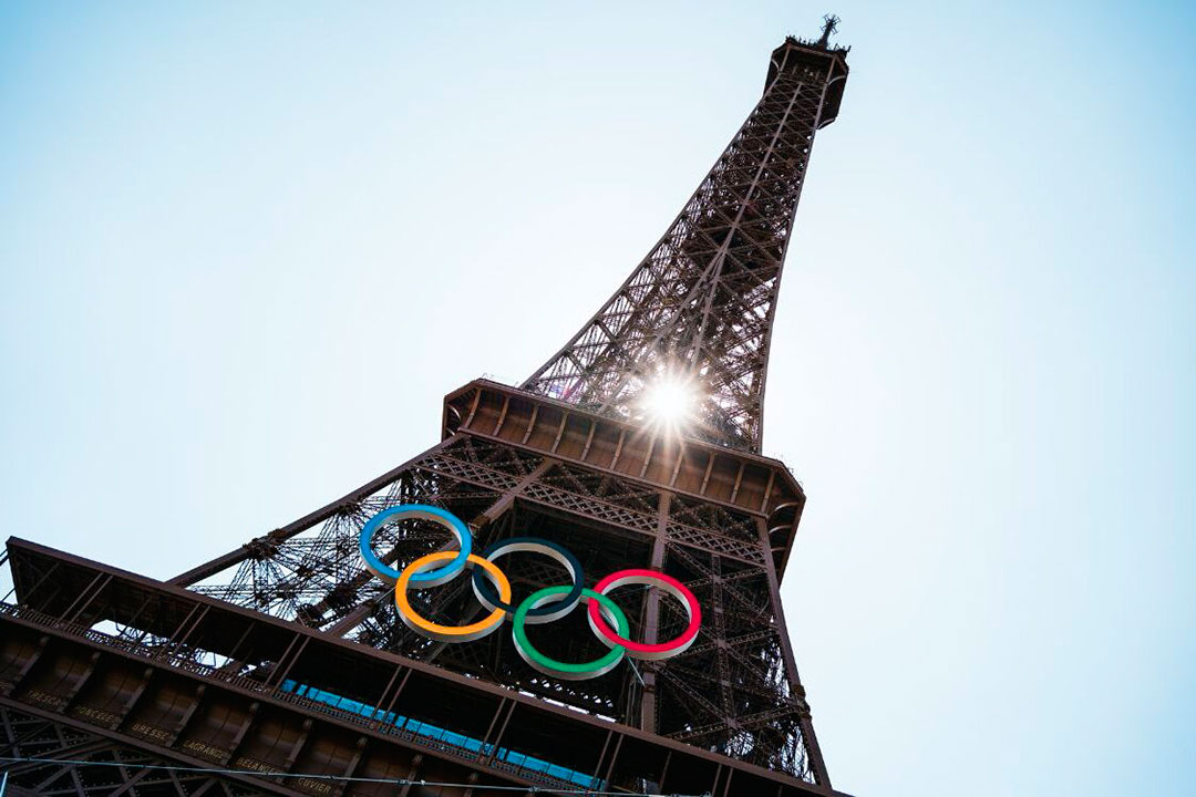 Torre Eiffel con los aros olímpicos.