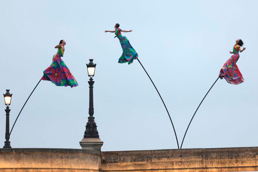 Bailarinas en el aire, durante la inauguración de los Juegos Olímpicos de París 2024.
