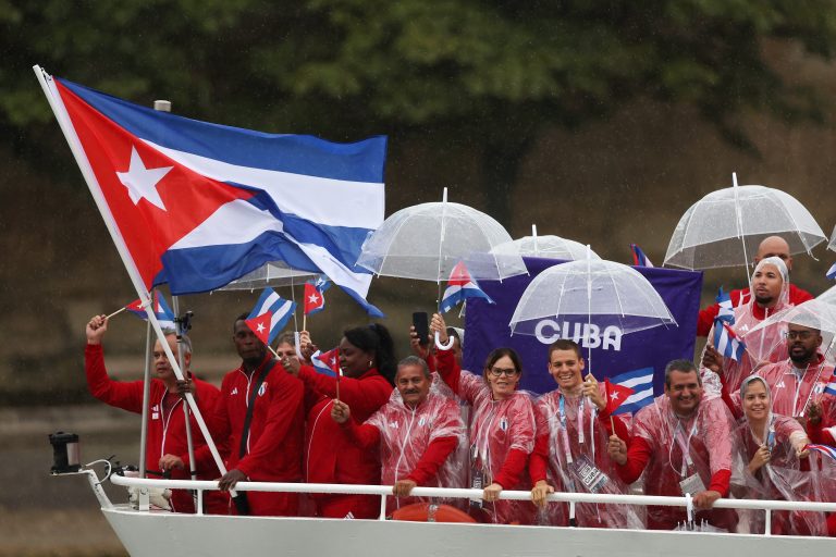 Delegación cubana en la inauguración de los Juegos Olímpicos de 2024.
