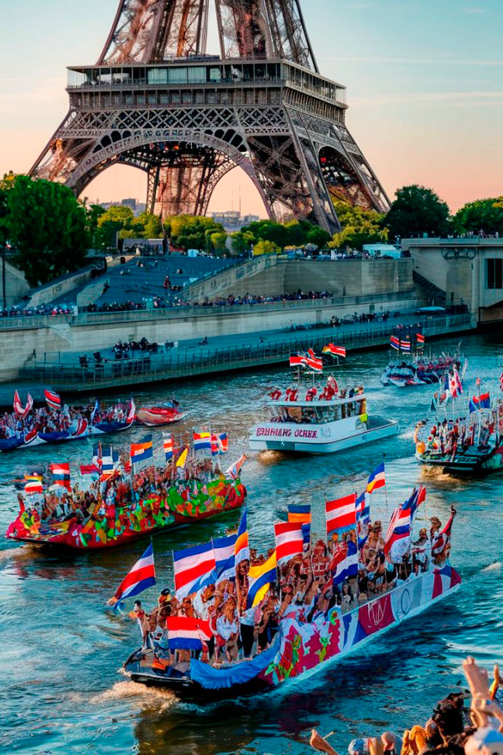 Desfile de las delegaciones por el río Sena.