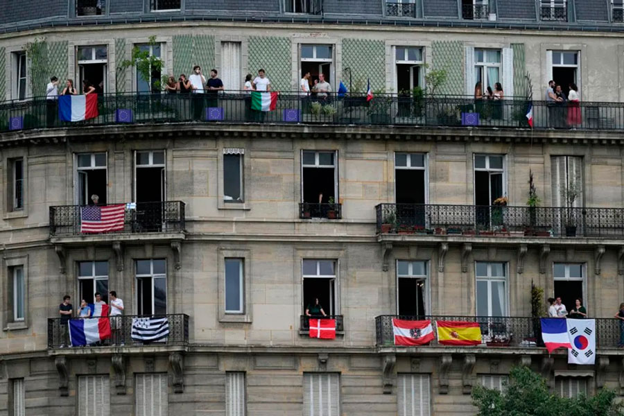 Personas en los balcones aprecian la ceremonia.