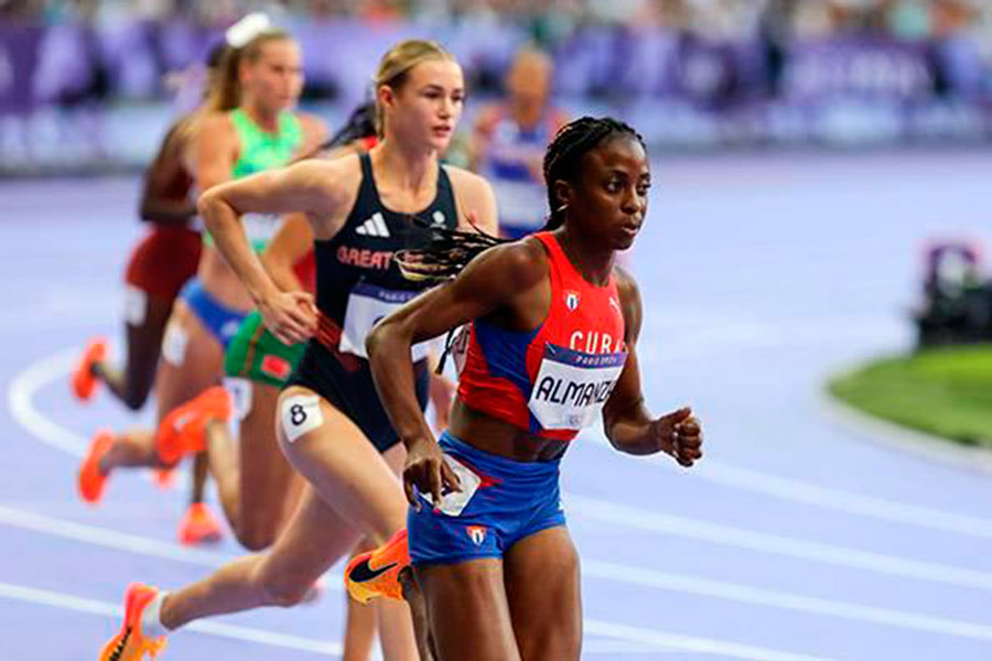  Rose Mary Almanza gana en la repesca de los 800 metros planos del atletismo.