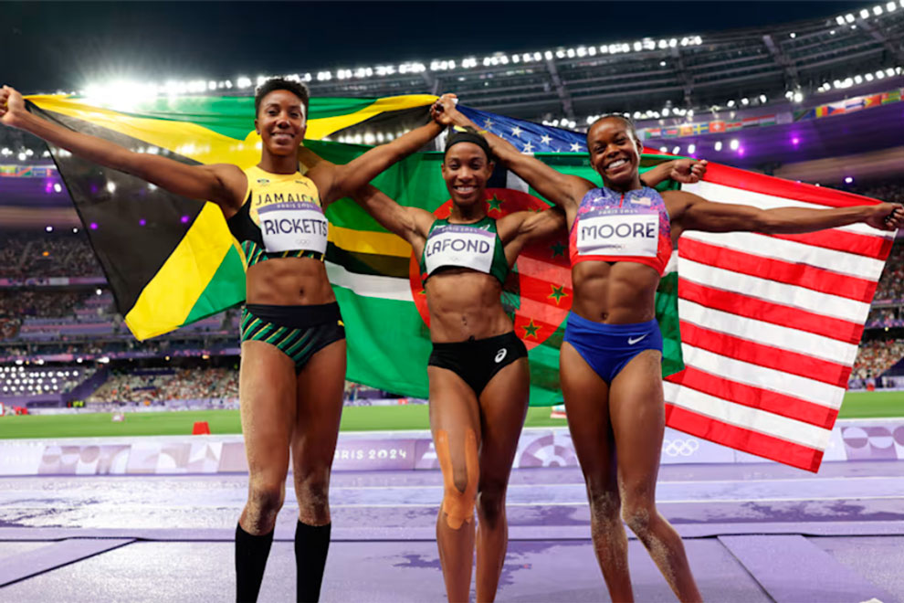 Medallistas del triple salto femenino, encabezadas por Thea LaFond, de Dominica.